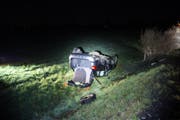Das korrekt entgegenkommende Fahrzeug landete auf dem Dach. (Bild: Zuger Polizei)