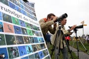 Mitarbeiter vom Vogelschutz Zug beobachten auf dem Zugerberg die Zugvögel. (Bild: Archiv ZZ (Christof Borner-Keller))