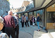 Interessierte lassen sich durch die Burg Zug führen. Thema gestern: die Zuger Familie Zurlauben. (Bild: Maria Schmid (Zug, 9. April 2017))