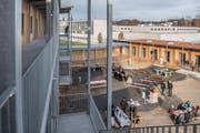 Blick in den Innenhof des Asylzentrums Grosshof. (Bild: Nadia Schärli, Kriens, 24. November 2017)