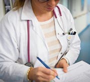 Über die Frage, wie die ambulanten Leistungen der Ärzte in Zukunft vergütet werden sollen, wird heftig gestritten. (Bild: Ralph Ribi)