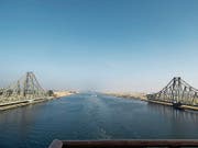 Für viele der Höhepunkt schlechthin: die Fahrt auf dem Suezkanal und das Passieren der grössten Drehbrücke der Welt. (Bild: uk)