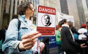 Frauen demonstrieren vor dem Gebäude von Fox News Channel gegen Bill O’Reilly. (Bild: Justin Lane/EPA (New York, 18. April 2017))
