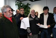 Konsterniert: Die Landleute von Telli mit den Unterschriften. (Bild Werner Schelbert/Neue ZZ)