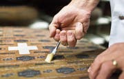 Nur Produkte mit einem vorgeschriebenen Anteil Schweizer Rohstoffen wie der Kaltbach-Emmentaler sollen das Schweizer Kreuz tragen können. (Bild: Gaetan Bally/Keystone (Kaltbach, 19. November 2010))