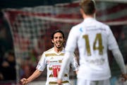 Die Luzerner Jahmir Hyka, links, und Jerome Thiesson, jubeln nach dem Tor zum 2:2. Hyka traf mit dem Kopf. (Bild: Keystone)