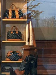 Blick durch das Schaufenster in den Laden, in dem die beiden Elfenbeinfiguren zu sehen sind. (Bild: PD)