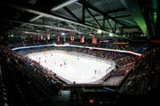 In der Bossard-Arena könnten 2016 Eiswettbewerbe der olympischen Winterspiele durchgeführt werden. (Bild: Stefan Kaiser / Neue ZZ)