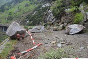 Rund 200 Kubikmeter Felsbrocken aus der Abbruchstelle drohen nachzurutschen. (Bild: PD)