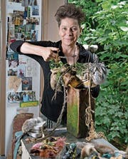 Gabriela Brugger (55) hält eine ihrer Zeitkapseln in der Hand. (Bild: Corinne Glanzmann (Malters, 9. August 2017))