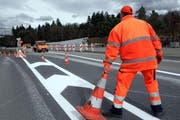 Arbeiten bei der Autobahnauffahrt Knonau. (Bild Werner Schelbert)