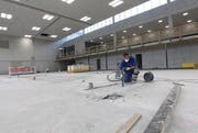 Gut sind die eingesetzten Mikropfähle und schadhaften Stellen zu sehen, die den Bau der Zweifachturnhalle Lücken um Monate verzögern. (Bild: Charly Keiser / Neue SZ)