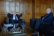 Streitgespräch: Christoph Blocher, Alt-Bundesrat und SVP-Chefstratege (links) gegen Pascal Couchepin, Alt-Bundesrat (FDP). (Bild: SELWYN HOFFMANN)