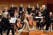 Das Chamber Orchestra of Europe – hier mit Cellistin Alisa Weilerstein – eröffnet den Dvorák-Zyklus mit Bernard Haitink. (Bild: Lucerne Festival/ Peter Fischli)