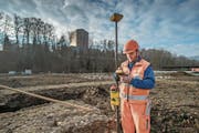 Links: Die Fundamente für die Gartenhäuschen sind bereits erstellt. Rechts: Ein Bauarbeiter macht Messungen mit einem GPS-Gerät. (Bild: Pius Amrein (Luzern, 31. Januar 2018))