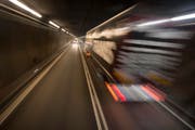 Verkehr im Gotthard-Strassentunnel. (Bild: Keystone / Urs Flüeler)