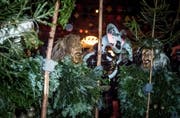 Zur Tagwache in Willisau gehören die Enzilochmannen mit ihren Tannli ebensno dazu wie die Guuggenmusigen. (Bild: Nadia Schärli (Willisau, 8. Februar 2018))