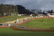 Blick von der Fussgängerbrücke auf die Baustelle Richtung Geissbüel. (Bild: Stefan Kaiser)