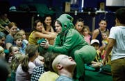 Das lustige Wurzelmännchen Lolo hatte die Lacher auf seiner Seite. (Bild: Stefan Kaiser (Baar, 20. Juni 2017))