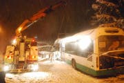 Der Bus wird mit einem Lastwagen geborgen. (Bild: Luzerner Polizei)