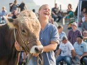 Manuela Egli zeigt sich überglücklich mit dem Siegermuni (Bild: KEYSTONE/URS FLUEELER)