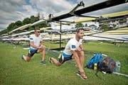 Der Start in eine Regatta, die nicht nach Wunsch verlaufen sollte: Michael Schmid (hinten) und Daniel Wiederkehr gestern Morgen beim Vorlauf-Start auf dem Rotsee. (Bild Corinne Glanzmann)