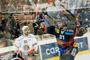 Im Hoch: SCB-Stürmer Thomas Rüfenacht jubelte am Dienstag nach seinem Siegtreffer gegen Lugano. (Bild: Keystone/Ennio Leanza)