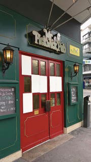 Mehrere Scheiben an Tür und Fensterfront des Mr.-Pickwick-Pubs in Zug sind eingeschlagen worden. (Bild: Andreas Fässler)