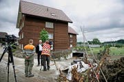 Der damalige Dieriker Gemeindepräsident Hans Burri gibt nach dem Unwetter vom 7. Juni 2015 den Medien Auskunft. (Bild Corinne Glanzmann)