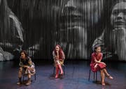 Irina Lorez, Emma Skyllbäck und I-Fen Lin (von links nach rechts) im Stück «Tune In». (Bild: Roberto Conciatori)