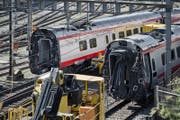 Die verunfallten Bahnwaggons stehen eingangs Bahnhof Luzern. (Bild: Pius Amrein (Luzern, 23. März 2017))