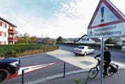 Bei der Einfahrt von der Gewerbestrasse in die Blickensdorferstrasse gibt es bereits eine Markierung. (Bild: Stefan Kaiser (Baar, 25. Oktober 2017))