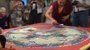 Das Sandmandala wird aufgelöst. (Bild: Videostill)