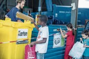Elektrogeräte, Karton, Papier, alte Farbbehälter und zum Teil sogar nagelneue Möbelstücke werden im Ökihof entsorgt. (Bild: Nadia Schärli (Horw, 7. August 2017))