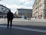 Geht es nach dem Bundesrat, werden Kontoinformationen vom Zürcher Paradeplatz bald an die halbe Welt fliessen. (Bild: Gaëtan Bally/Keystone)