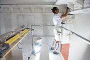 Im Sommer 2017 ist Eröffnung: Die Arbeiten am Hotel Palace auf dem Bürgenstock sind in vollem Gange. Die drei alten Säle werden restauriert – derzeit sind hier Stuckateure am Werk. (Bild: Nadia Schärli / Neue LZ)