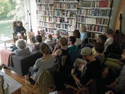 Sofalesung in einer privaten Wohnung in der Zentralschweiz. Das Publikum schätzt die Unmittelbarkeit. (Bild: sofalesungen.ch/PD)