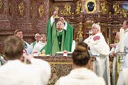 Traditioneller Gottesdienst mit dem päpstlichen Nuntius Thomas E. Gullickson in der Jesuitenkirche. (Bild: Eveline Beerkircher (Luzern, 22. Januar 2017))
