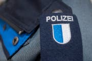 Das Logo der Luzerner Polizei auf der Uniform eines Polizisten. (Symbolbild) (Bild: Urs Flüeler / Keystone (Hitzkirch, 20. Mai 2017))
