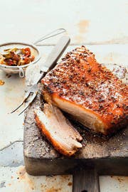 Schweinebauch, mariniert mit einem Sweet-Chili-Rub (Trockenmarinade; Rezept im Kasten), hinzu kommt auch noch eine Honig-Zitronen-Nassmarinade. (Bild: ZS Verlag/Mathias Neubauer)