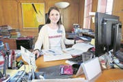 Lea Müller fühlt sich im Büro von Stadtpräsident Dolfi Müller wohl. (Bild: Werner Schelbert (Zug, 11. Oktober 2017))