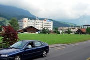 Die Parzelle Feld in Sarnen soll zur Gewerbezone werden. Unter anderem soll die Landi hierhin zügeln, da sie mehr Platz braucht. (Bild: Adrian Venetz / Neue OZ)
