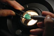 Ein Smaragd wird im gemmologischen Labor von Gübelin in Luzern unter dem Mikroskop begutachtet. (Bild: PD)