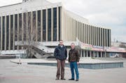 Mauro Bonzanigo (rechts) und sein Geschäftspartner Philipp Stirnemann vor dem Palast Ukrajina im Zentrum Kiews. (Bild: PD)