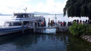 Die Passagiere wurden nach dem Unfall vom Boot geholt und betreut. (Bild: Leserbild)