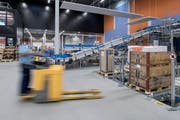 Ein Logistikmitarbeiter bei der Walter Meier AG in Nebikon. (Bild: Pius Amrein)