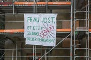 Ein Transparent am besetzten Haus an der Obergrundstrasse 101 in Luzern richtet sich an Stadträtin Manuela Jost. (Bild: Dominik Wunderli (Luzern, 3. April 2017))