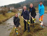 Und so sah der Littibach vor dem Baustart aus: Projektleiter Dominik Rossi, Baars Bauchef Paul Langenegger, Baudirektor Heinz Tännler und Eduard Warmuth, Polier bei der Landis Bau AG (von links) (Bild: PD)
