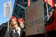 Rund 250 Swissport-Mitarbeiter demonstrierten gestern in Genf gegen ihre Arbeitsbedingungen. (Bild: Keystone/Martial Trezzini)