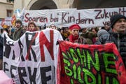 Diese Demonstranten protestierten bereits im Dezember gegen die Sparmassnahmen in Luzern vor dem Regierungsgebäude.